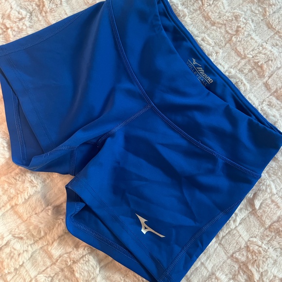 Mizuno Volleyball shorts - size M - great condition - Picture 3 of 3